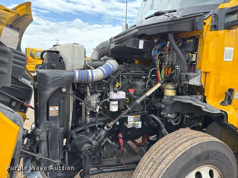 image for item EJ4833 2022 Kenworth T680 semi truck