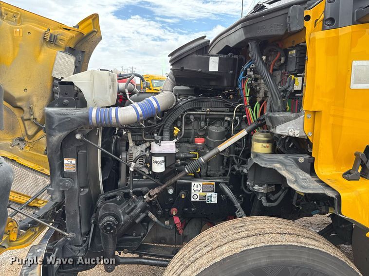 image for item EJ4833 2022 Kenworth T680 semi truck