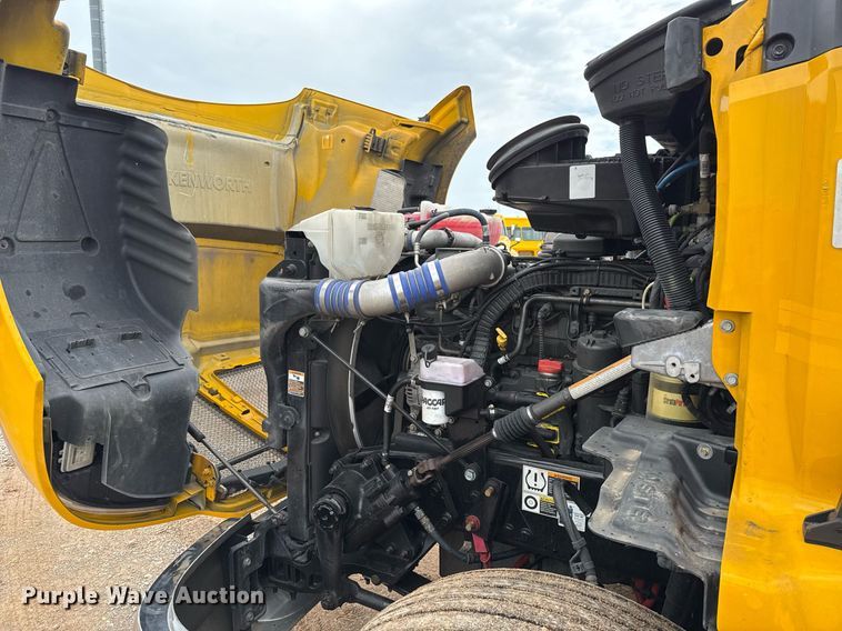 image for item EJ4833 2022 Kenworth T680 semi truck