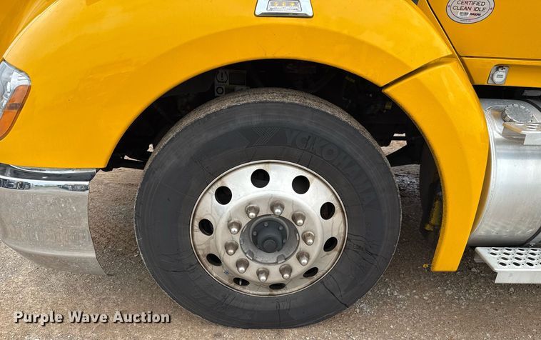 image for item EJ4833 2022 Kenworth T680 semi truck