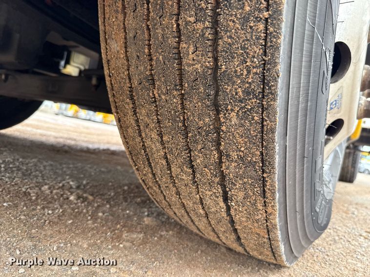 image for item EJ4833 2022 Kenworth T680 semi truck