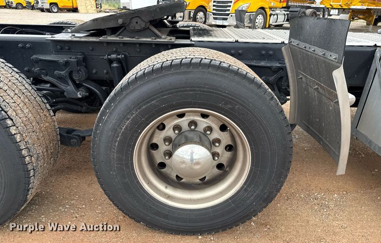 image for item EJ4833 2022 Kenworth T680 semi truck