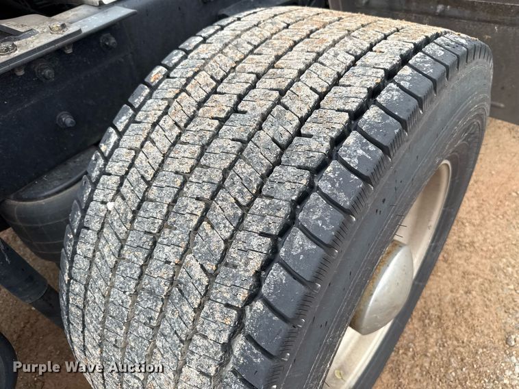 image for item EJ4833 2022 Kenworth T680 semi truck