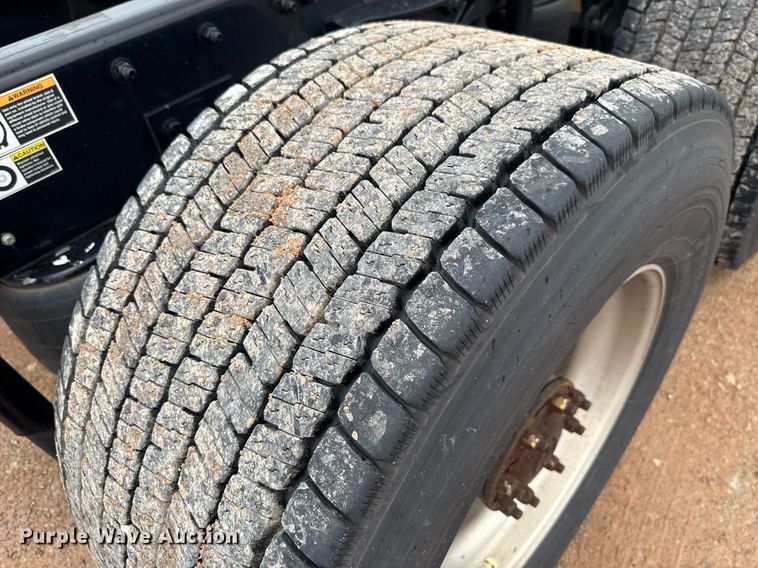 image for item EJ4833 2022 Kenworth T680 semi truck