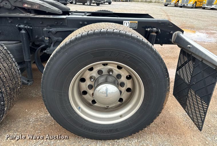 image for item EJ4833 2022 Kenworth T680 semi truck