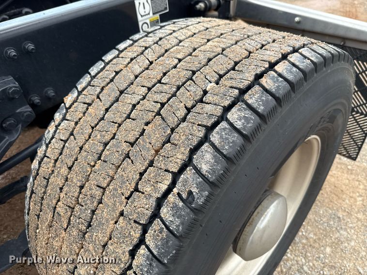 image for item EJ4833 2022 Kenworth T680 semi truck