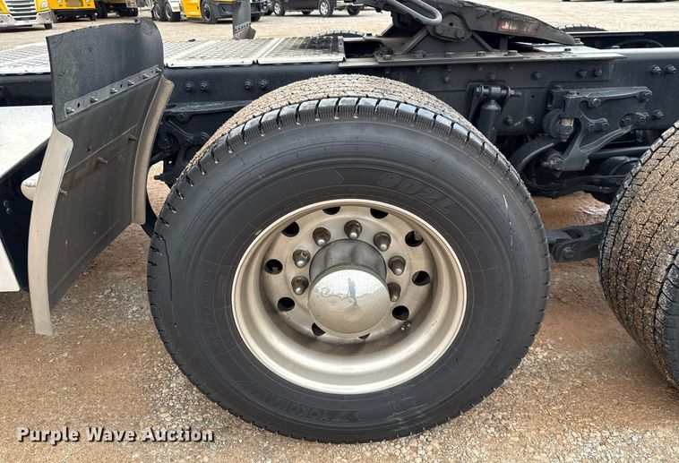 image for item EJ4833 2022 Kenworth T680 semi truck