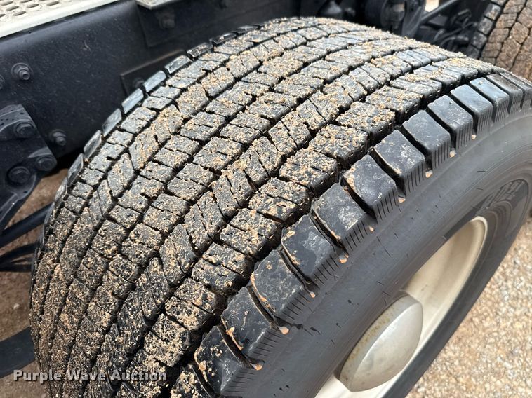 image for item EJ4833 2022 Kenworth T680 semi truck