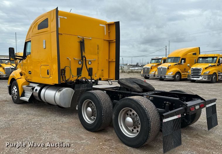 image for item EJ4834 2021 Kenworth T680 semi truck