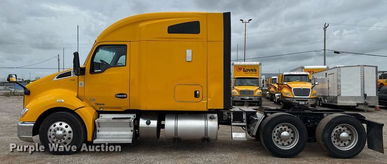 image for item EJ4834 2021 Kenworth T680 semi truck