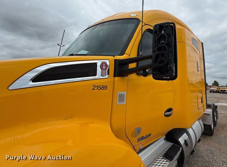 image for item EJ4834 2021 Kenworth T680 semi truck