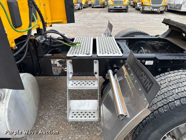 image for item EJ4834 2021 Kenworth T680 semi truck