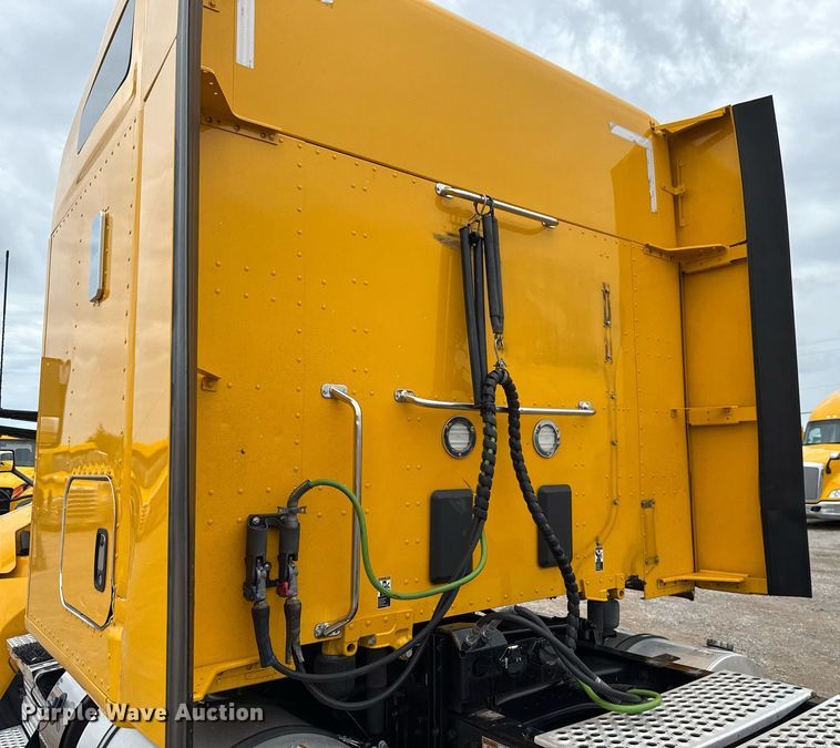 image for item EJ4834 2021 Kenworth T680 semi truck