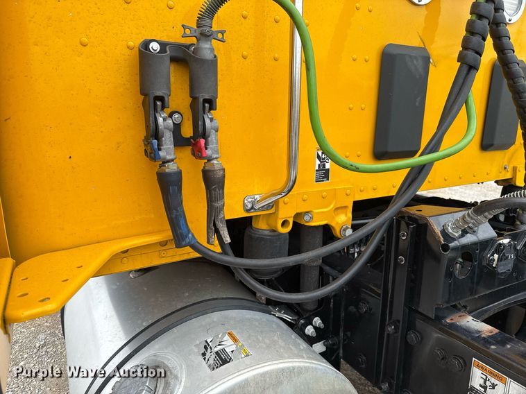 image for item EJ4834 2021 Kenworth T680 semi truck