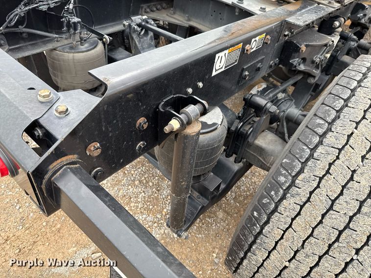 image for item EJ4834 2021 Kenworth T680 semi truck