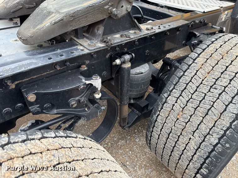 image for item EJ4834 2021 Kenworth T680 semi truck