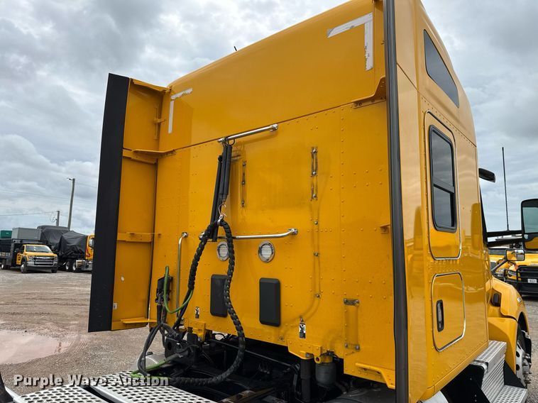 image for item EJ4834 2021 Kenworth T680 semi truck