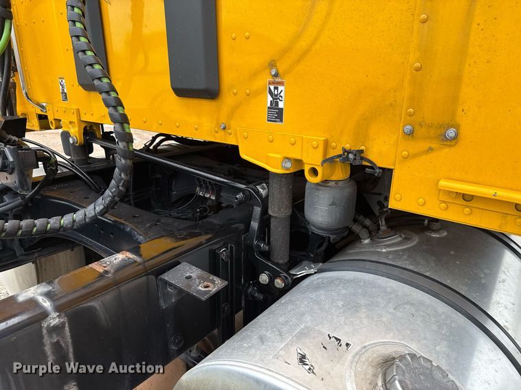 image for item EJ4834 2021 Kenworth T680 semi truck