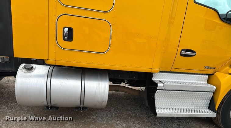 image for item EJ4834 2021 Kenworth T680 semi truck