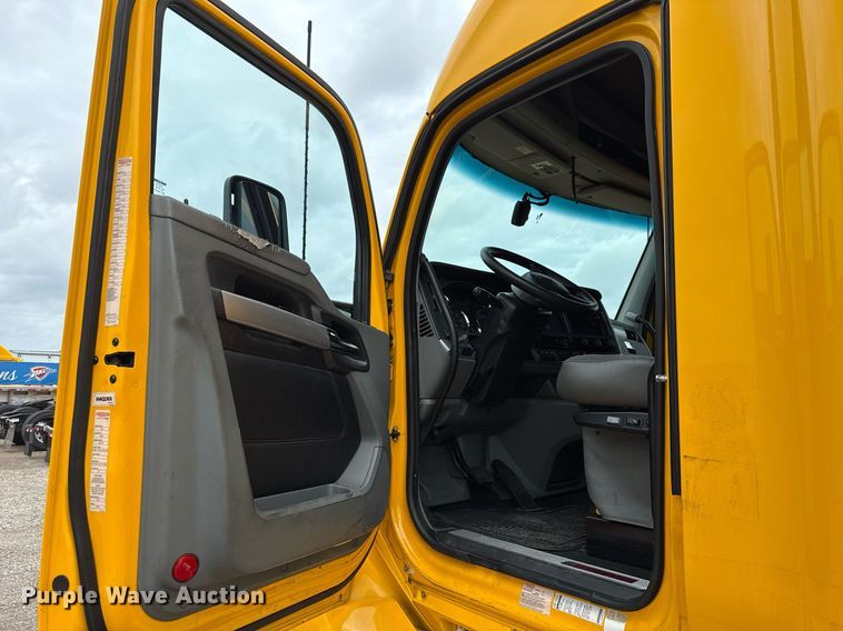 image for item EJ4834 2021 Kenworth T680 semi truck