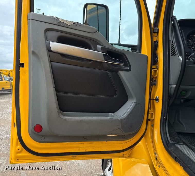 image for item EJ4834 2021 Kenworth T680 semi truck