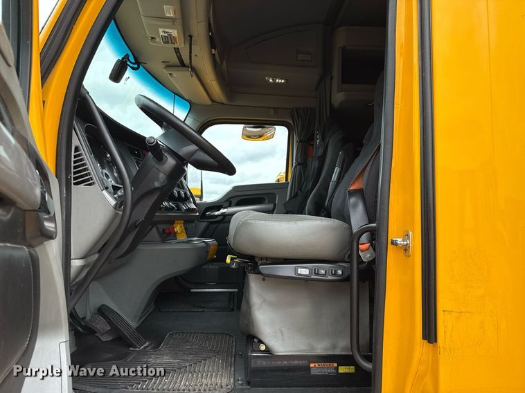 image for item EJ4834 2021 Kenworth T680 semi truck