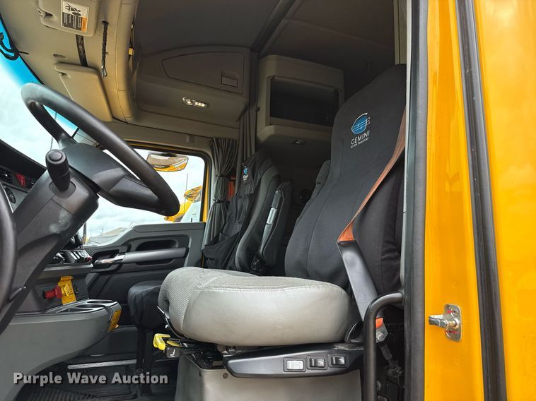 image for item EJ4834 2021 Kenworth T680 semi truck