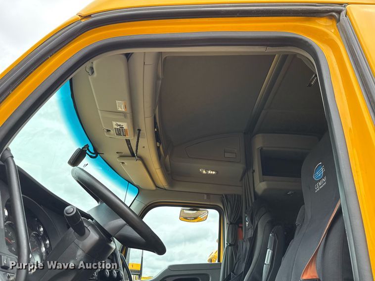 image for item EJ4834 2021 Kenworth T680 semi truck