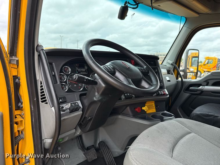 image for item EJ4834 2021 Kenworth T680 semi truck
