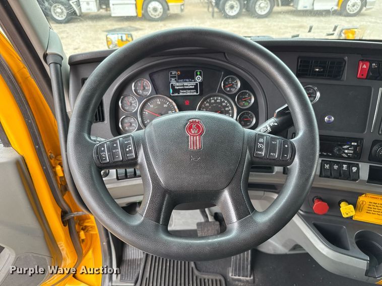 image for item EJ4834 2021 Kenworth T680 semi truck