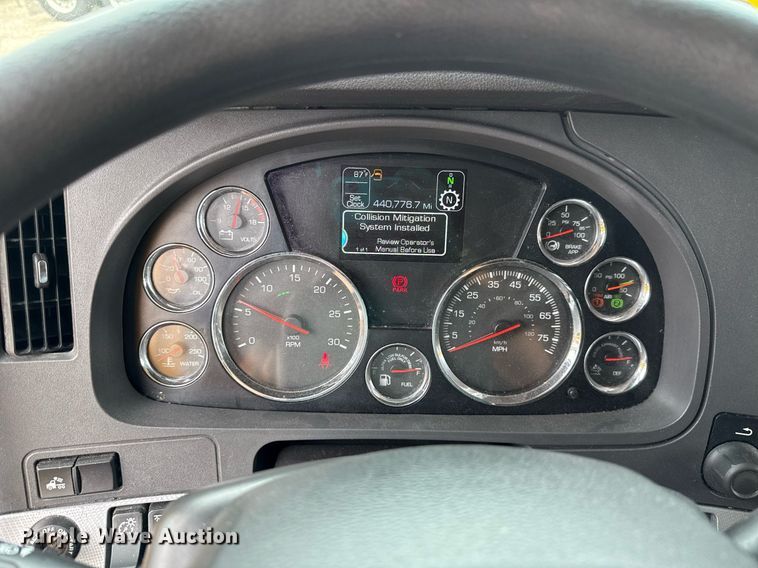 image for item EJ4834 2021 Kenworth T680 semi truck