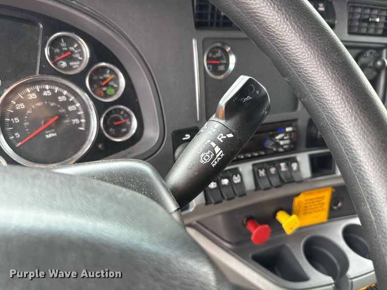 image for item EJ4834 2021 Kenworth T680 semi truck