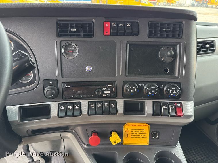 image for item EJ4834 2021 Kenworth T680 semi truck