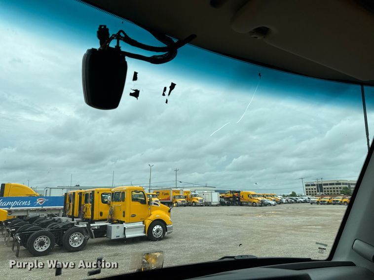 image for item EJ4834 2021 Kenworth T680 semi truck