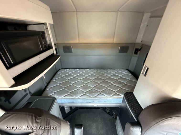 image for item EJ4834 2021 Kenworth T680 semi truck