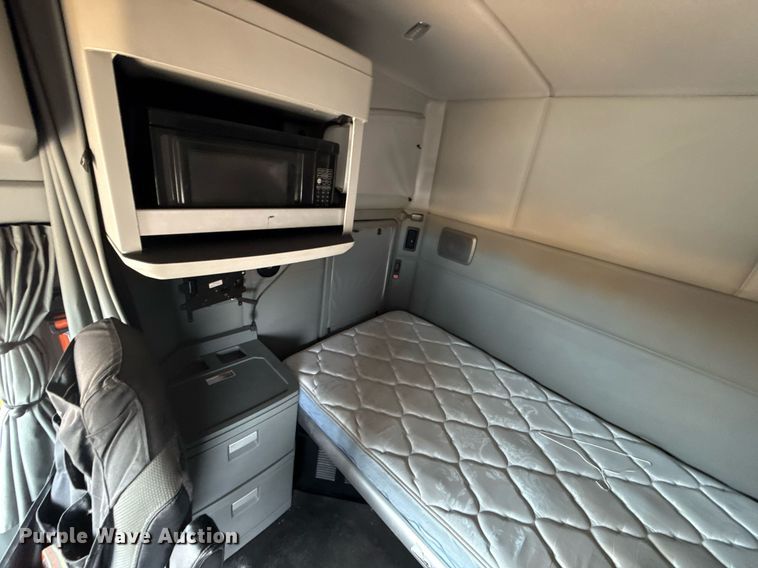 image for item EJ4834 2021 Kenworth T680 semi truck