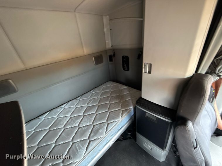 image for item EJ4834 2021 Kenworth T680 semi truck