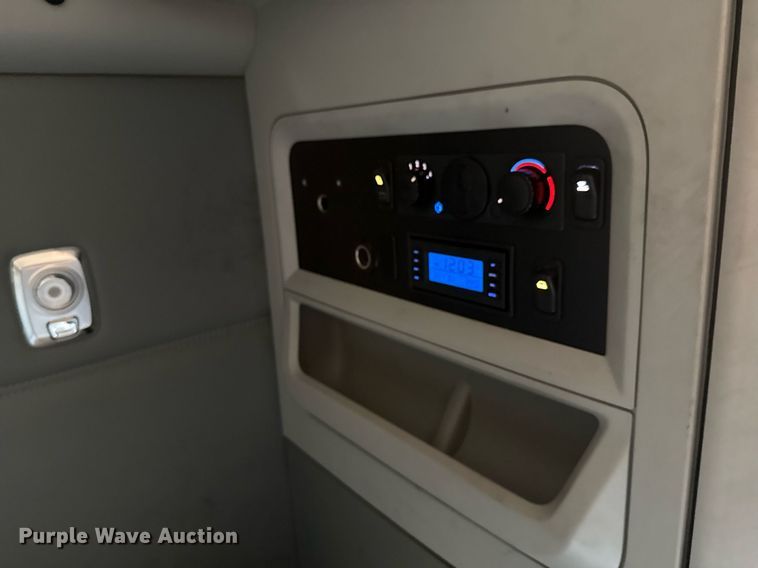 image for item EJ4834 2021 Kenworth T680 semi truck