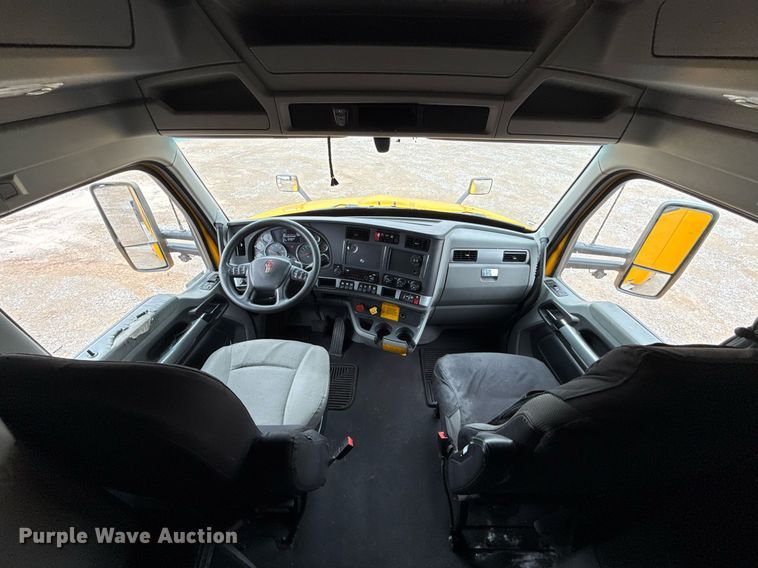 image for item EJ4834 2021 Kenworth T680 semi truck