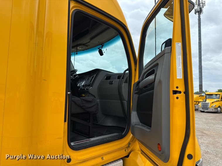 image for item EJ4834 2021 Kenworth T680 semi truck