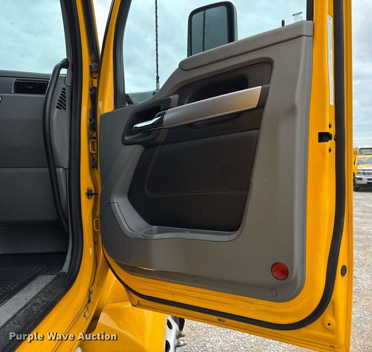 image for item EJ4834 2021 Kenworth T680 semi truck