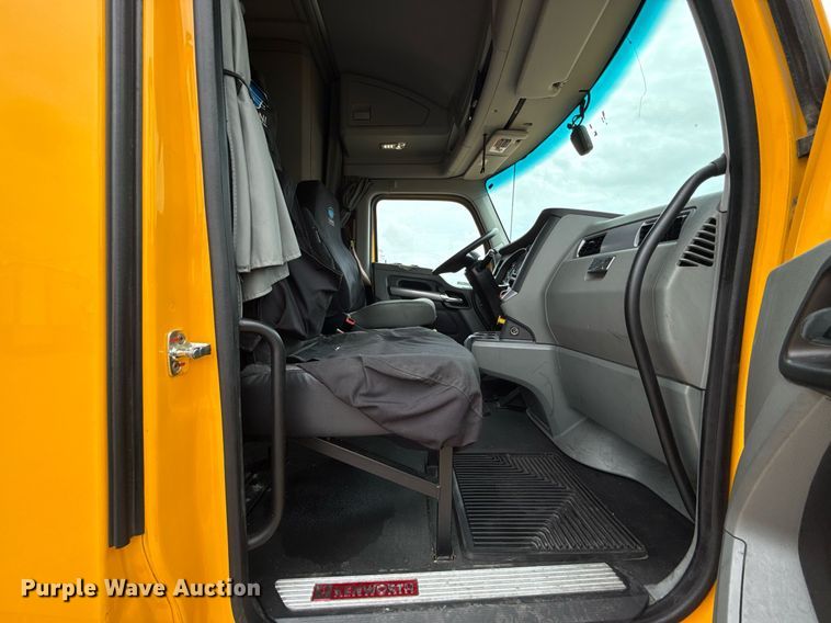 image for item EJ4834 2021 Kenworth T680 semi truck