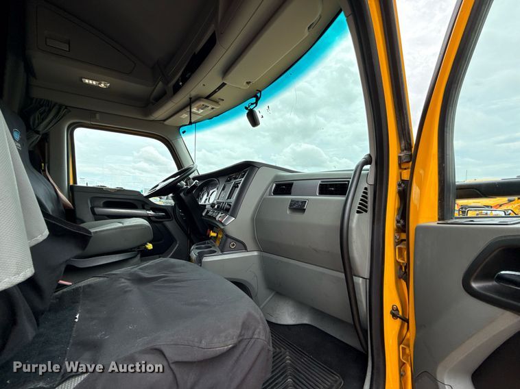 image for item EJ4834 2021 Kenworth T680 semi truck