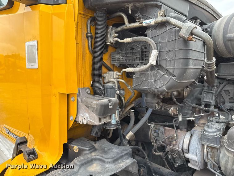 image for item EJ4834 2021 Kenworth T680 semi truck