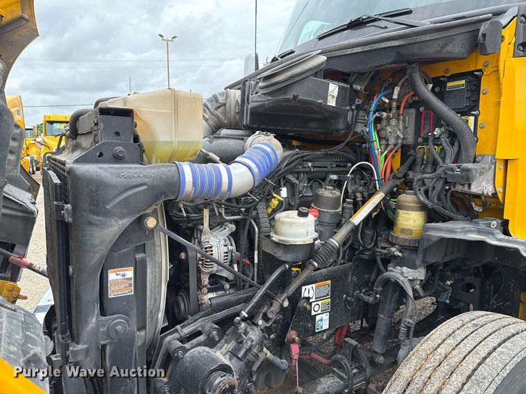 image for item EJ4834 2021 Kenworth T680 semi truck