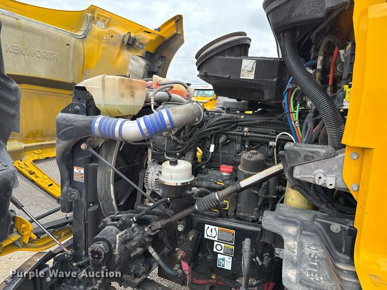 image for item EJ4834 2021 Kenworth T680 semi truck