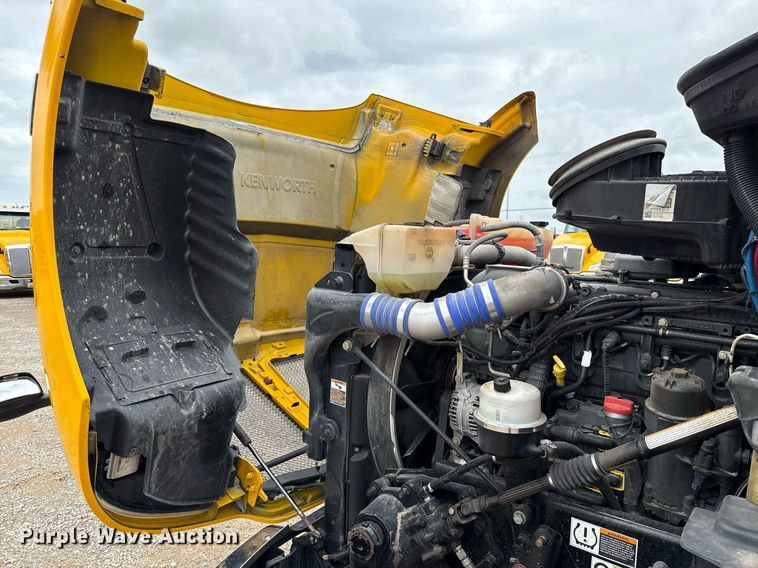 image for item EJ4834 2021 Kenworth T680 semi truck