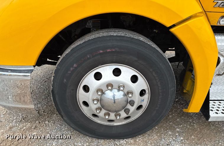 image for item EJ4834 2021 Kenworth T680 semi truck