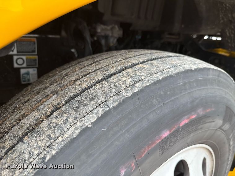 image for item EJ4834 2021 Kenworth T680 semi truck