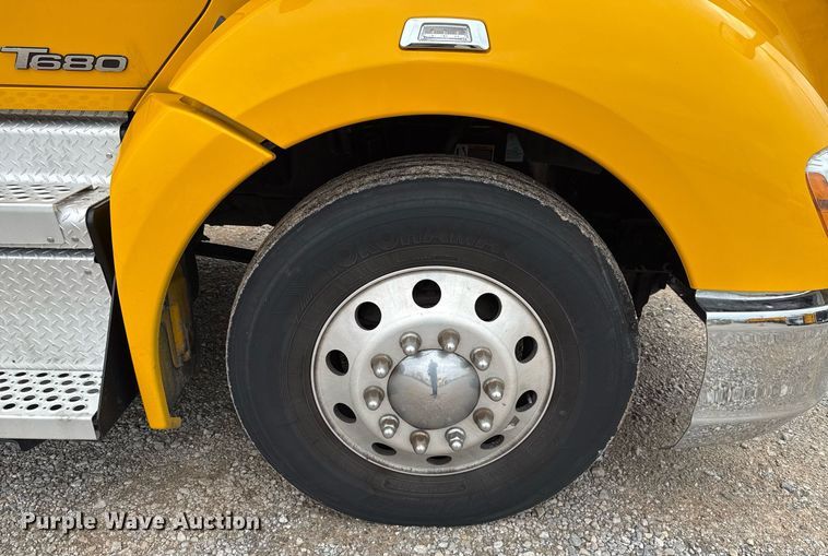 image for item EJ4834 2021 Kenworth T680 semi truck